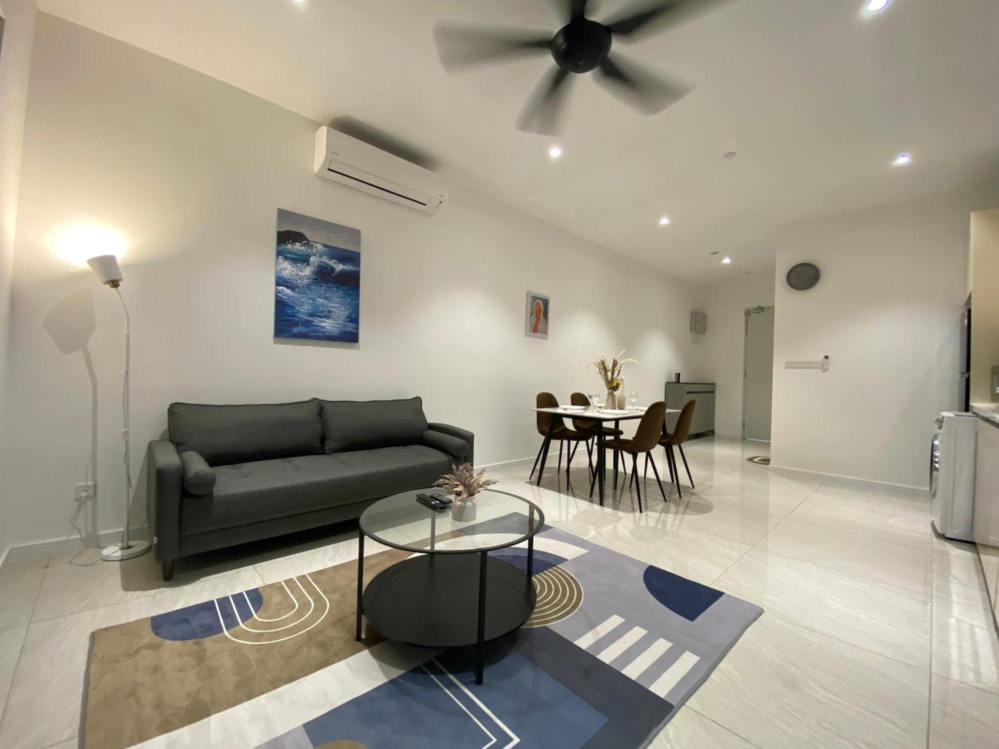 Doorstep To Monorail Couple Apartment